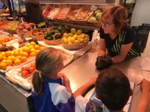 Alumnes al mercat de Sant Andreu