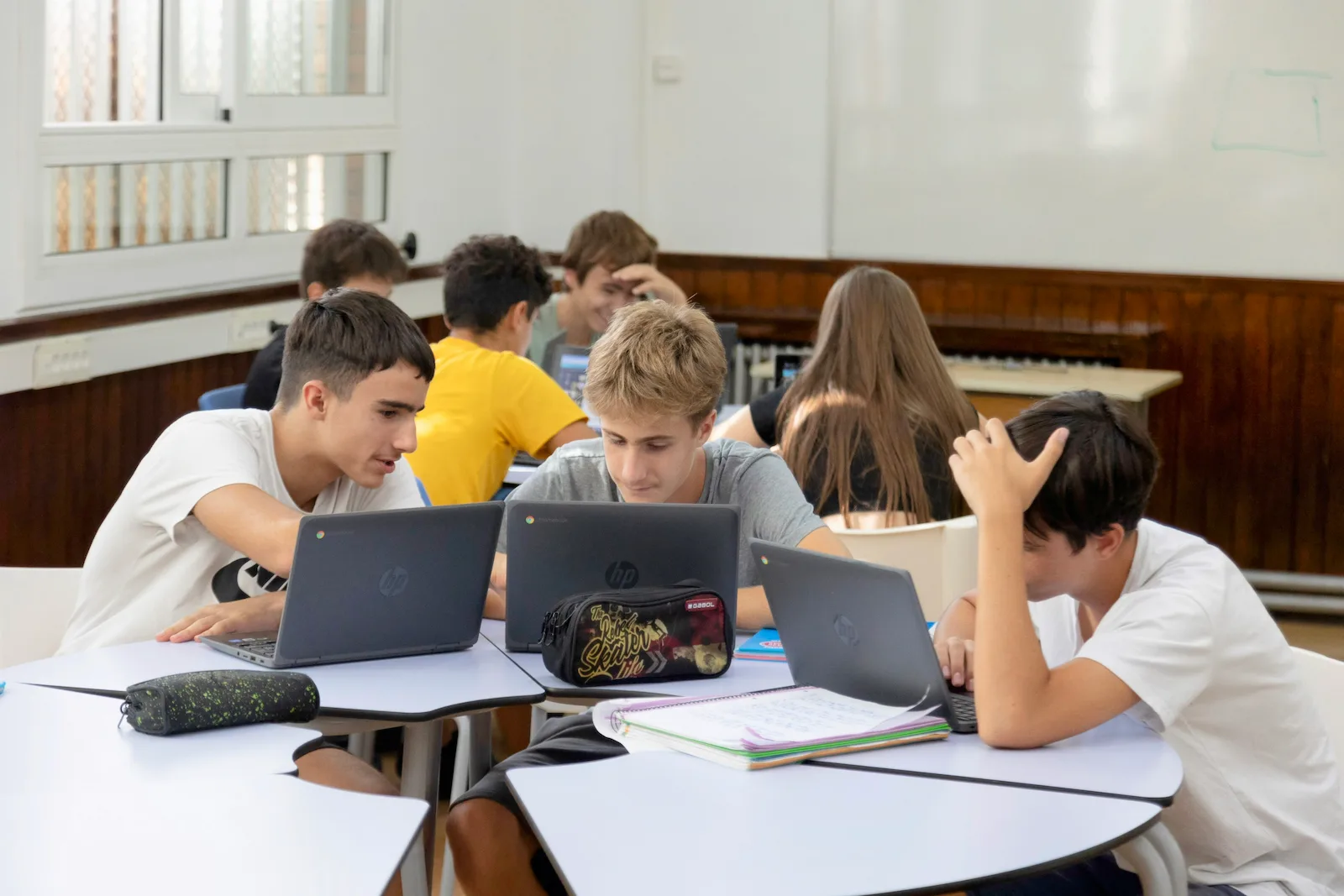Alumnes amb Chromebooks