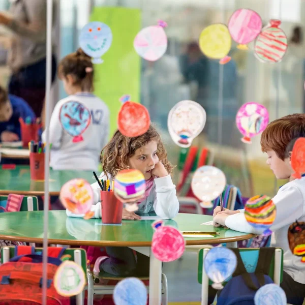 Alumnes estudiant a classe de primària